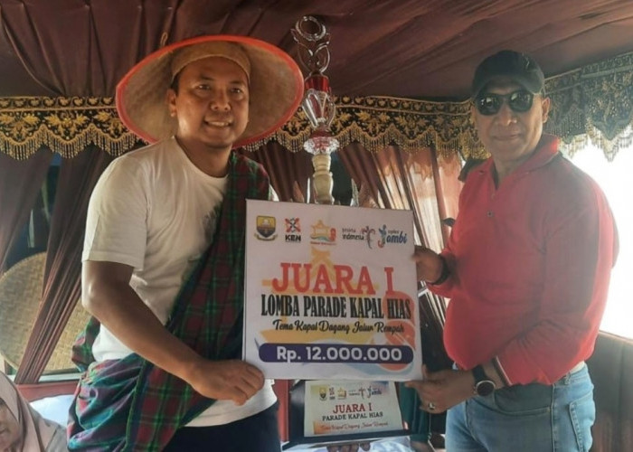 Kabupaten Merangin Sabet Juara Pertama Parade Kapal Hias HUT Ke-81 RI di Sungai Batanghari