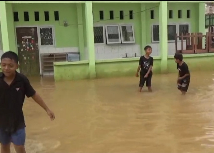 Hujan Lebat Banjir Lagi! SDN 98 Kota Jambi Terendam, Siswa Dipulangkan