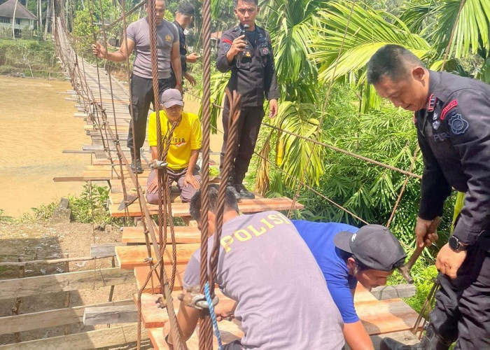 Memprihatinkan, Polres Sarolangun bersama Brimobda Bantu Perbaiki Jamtung Desa Teluk Kecimbung