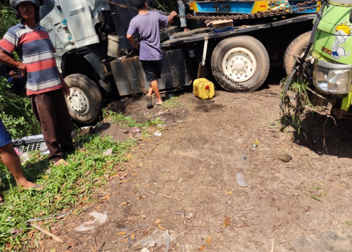 Lakalantas Antar Mobil Truk Terjadi di Kawasan Kebun Bohok Kota Jambi 