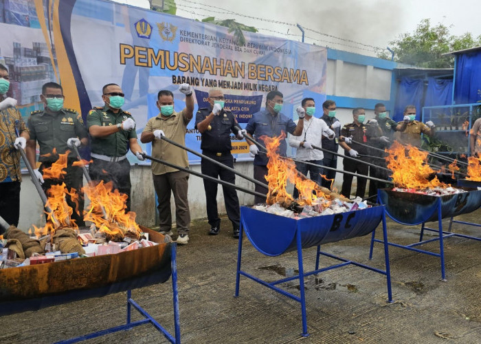 Bea Cukai Jambi Musnahkan Jutaan Batang Rokok dan Ribuan Liter Miras 