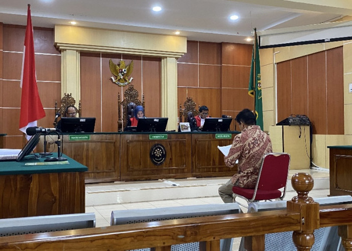 Mantan Kadispora Sungai Penuh Menangis Minta Dibebaskan Saat Bacakan Nota Pembelaan 