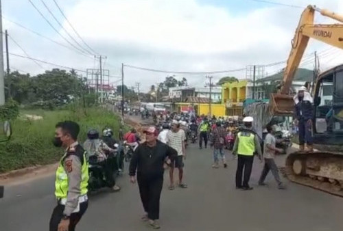 Akibat Rem Mendadak, Truk Tabrak Truk di Jaluko