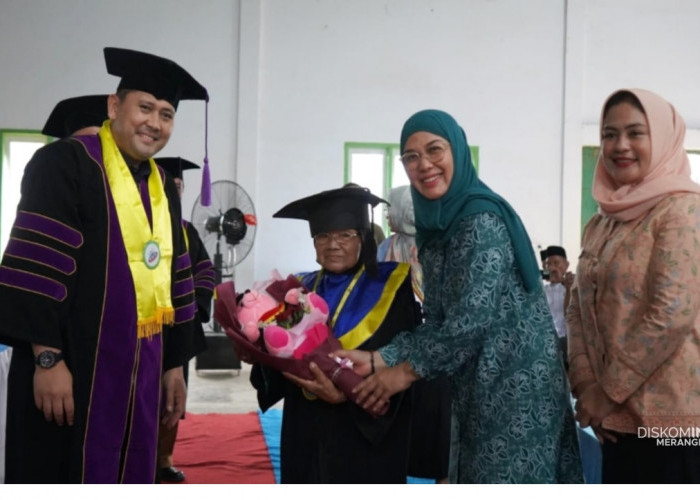 Toga Diatas Kerutan, Mbah Saniem Memetik Ilmu Menjemput 'Bintang'