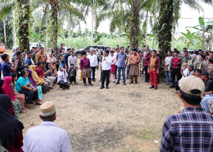 Menteri ATR/Kepala BPN Bagikan 279 Sertipikat Redistribusi Tanah di Muaro Jambi