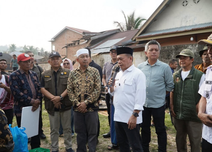 Gubernur Al Haris Turun Langsung Serahkan Bantuan untuk Korban Kebakaran di Desa Buat Kabupaten Bungo