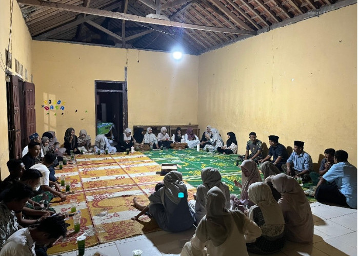 Penuh Keakraban, Anggota Satgas TMMD ke 127 Kodim 0415/Jambi Bukber di Balai Desa Petajen