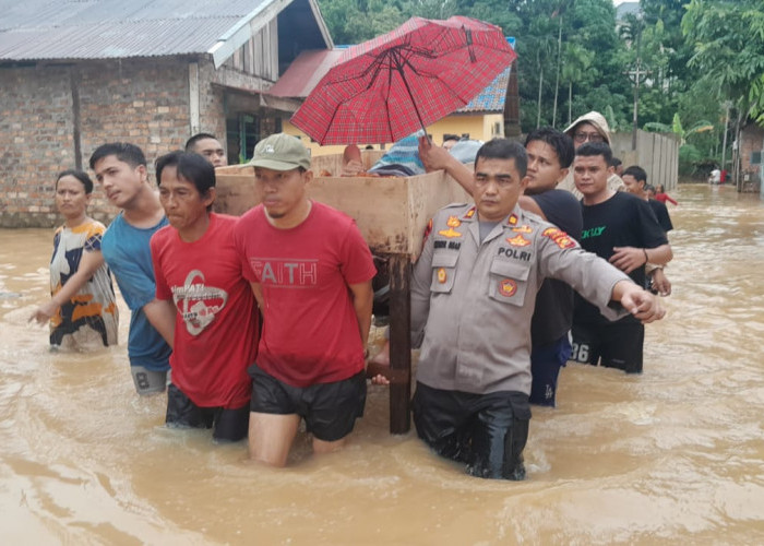 Banjir Setinggi Paha Orang Dewasa di Jelutung, Polisi dan Warga Evakuasi Lansia 