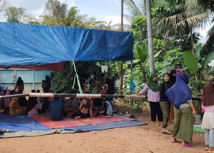 Ratusan Warga Blokir Jalan Perusahaan, Buntut Konflik Lahan, Minta Polisi Bebaskan Warga yang Ditahan