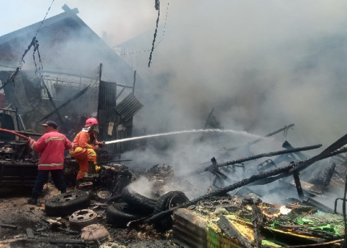 Kebakaran Bengkel di Panca Karya, Warga Sempat Dengar Suara Ledakan 