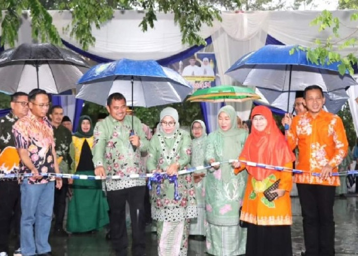  Ditengah Guyuran Hujan, Bupati Bungo Dampingi Ketua TP PKK Resmikan Bazar Ramadhan