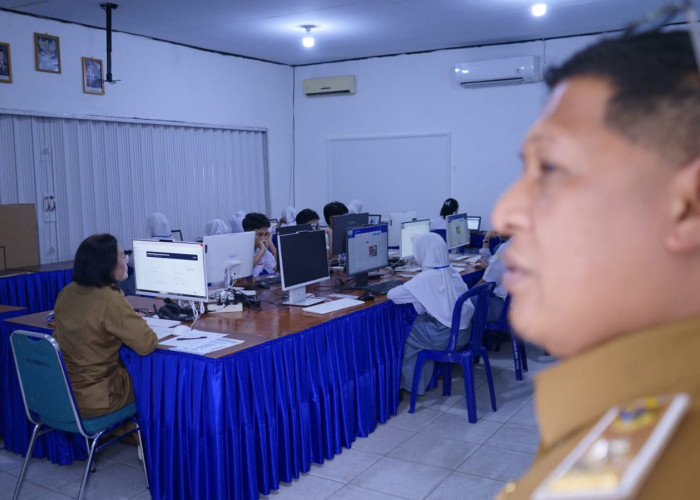 Tinjau TKA Hari Pertama di SMAN 4 Jambi, Kadisdik M. Umar Pastikan Pelaksanaan Berjalan Lancar, Diikuti Total 