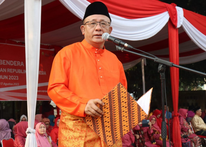 Kenakan Baju Adat Melayu Jambi, Rektor Pimpin Upacara Kemerdekaan RI Ke-78 di UNJA