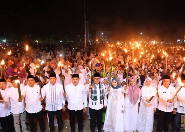 Ribuan Warga Sungai Penuh Meriahkan Pawai Obor 1 Muharam 1448 H