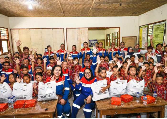 Peduli Pendidikan, Dewan Komisaris Pertamina Salurkan Perlengkapan Sekolah di Karangasem
