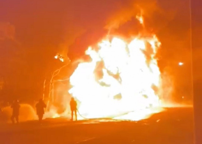 Satu Unit Truk Terbakar di Jalan Lintas Timur Muaro Jambi