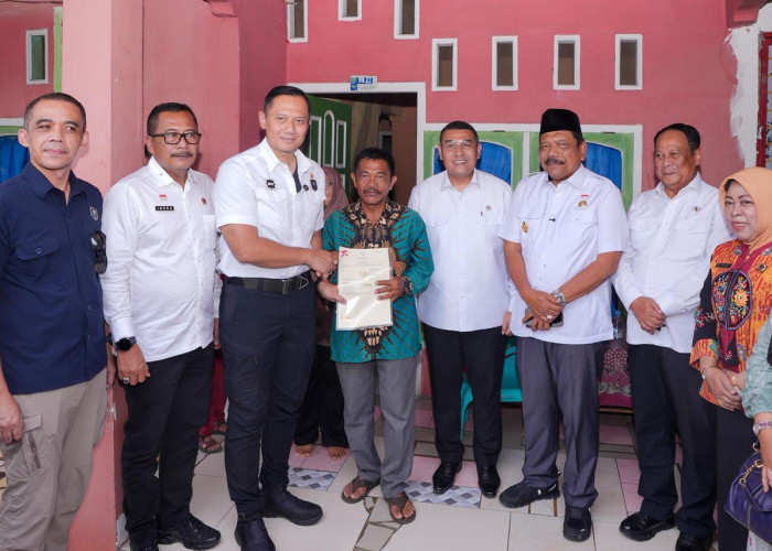 Menko AHY Serahkan Sertipikat Tanah untuk Rakyat di Bengkulu, Wamen Ossy Apresiasi Peran Pemerintah Daerah