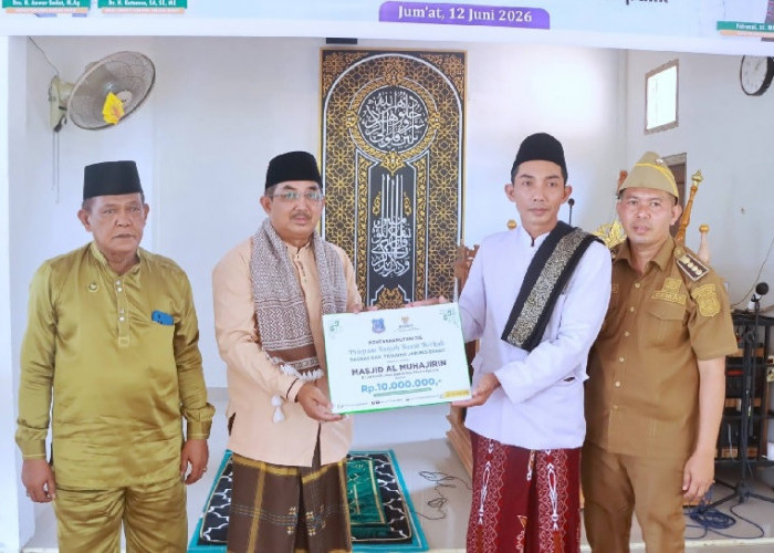Safari Jumat di Rantau Badak, Bupati Anwar Sadat Serahkan Bantuan Masjid dan Santunan Warga