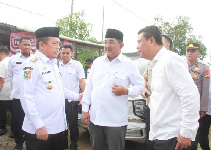 Gubernur Jambi Bersama Bupati dan Wabup Tinjau Lokasi Kebakaran serta Serahkan Bantuan di Teluk Nilau