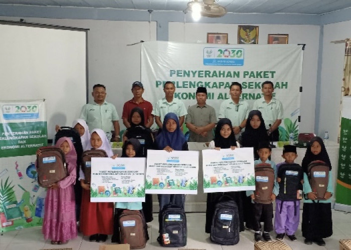 Asian Agri Tingkatkan Kualitas Hidup Masyarakat Jambi Melalui Bantuan Paket Pendidikan dan Ekonomi Alternatif 