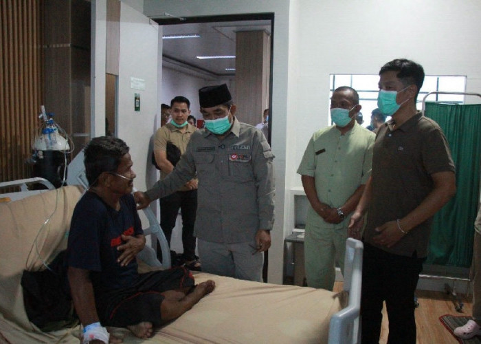 Bupati Anwar Sadat Besuk Pasien ISPA Terdampak Kabut Asap di RSUD KH. Daud Arif