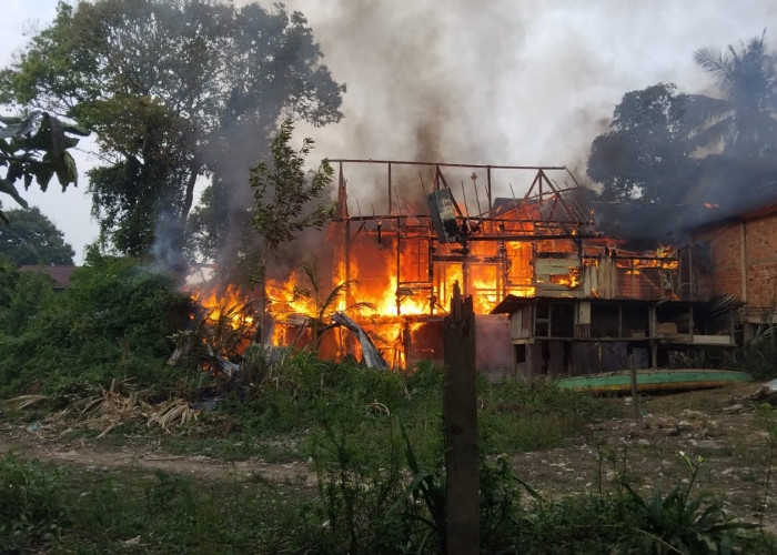 Diduga Korsleting Listrik, Dua Rumah di Arab Melayu Jambi Terbakar