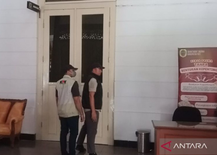 Penyidik KPK Geledah Rumah Dinas Bupati Pati