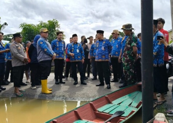 Gubernur Al Haris Tinjau Warga Terdampak Banjir di Kota Jambi