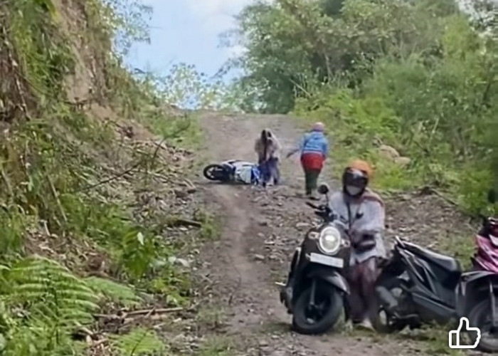Jalan Menuju RS Bukit Kerman Rusak Parah, Warga Keluhkan Sering Terjadi Kecelakaan