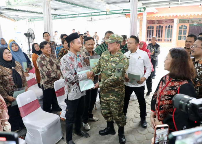 Serahkan 965 Sertipikat Konsolidasi Tanah di Jawa Tengah, Menteri Nusron: Tanah Harus Punya Fungsi Sosial