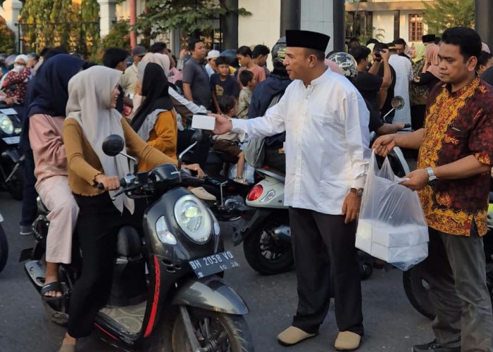 Kejari Batang Hari Bersama Bank BRI Bagikan Takjil Gratis kepada Masyarakat