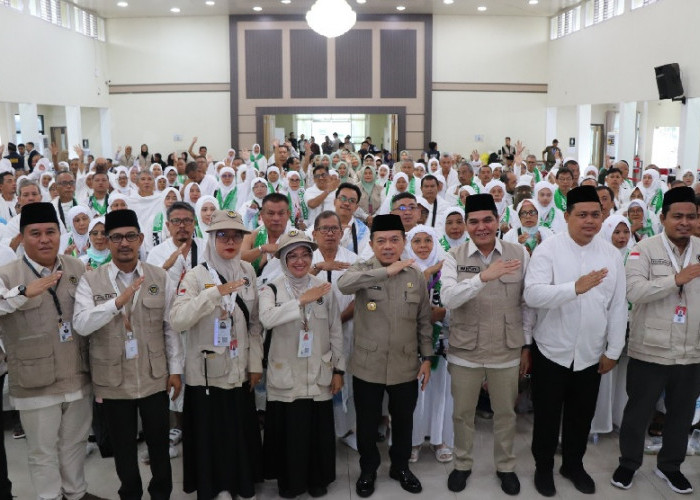 Gubernur Al Haris Lepas Kloter Terakhir Haji Jambi: Berangkat Akhir Lebih Nikmat, Ka'bah Mulai Sepi