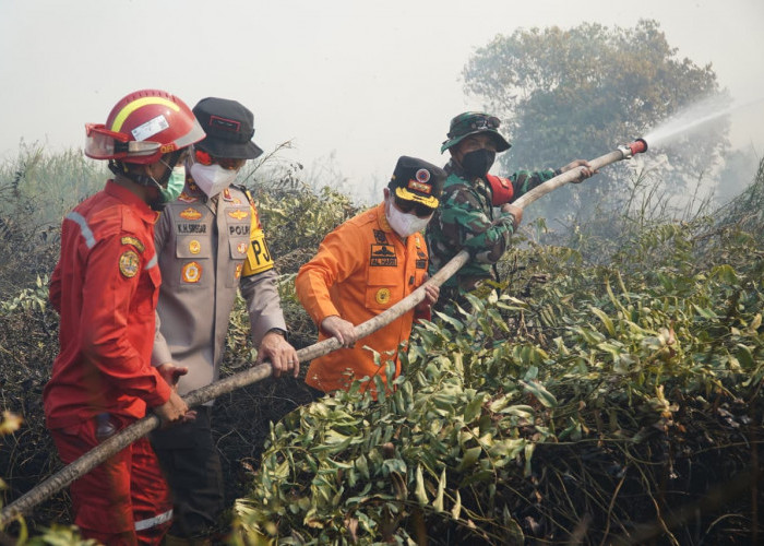 Danrem 042/Gapu Dampingi Gubernur dan Kapolda Jambi Padamkan Karhutla di Tanjab Timur