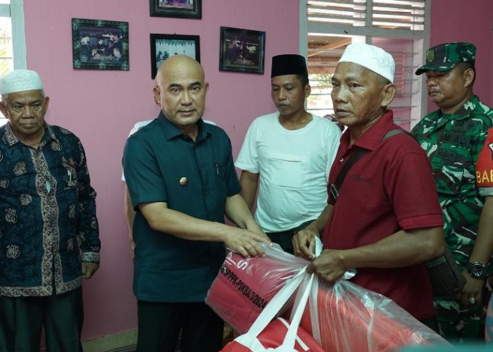 Bupati Dedy Putra Serahkan Bantuan untuk Korban Kebakaran di Dusun Buat