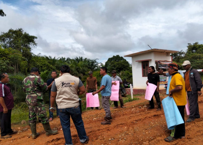 Puluhan Petani di Mandiangin Blokir Jalan PT SAM