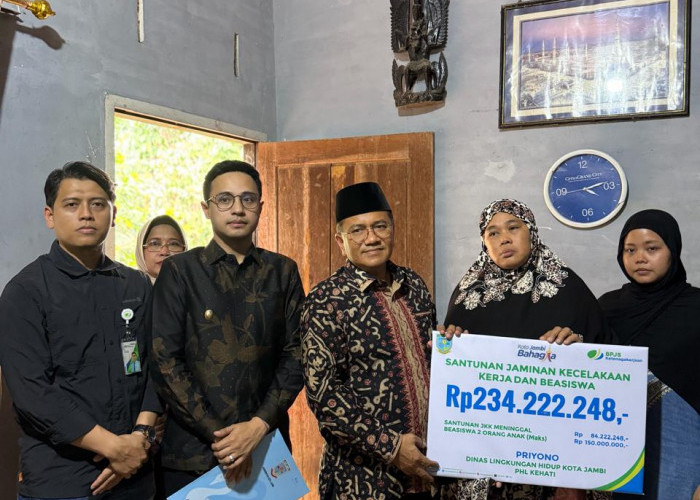 Meninggal Saat Jalankan Tugas, Pekerja DLH Kota Jambi Dapat Santunan dan Beasiswa Anak