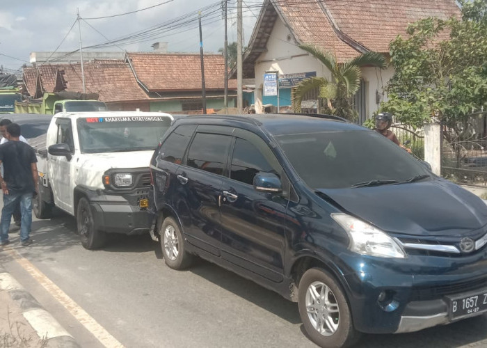 Empat Mobil Ringsek dalam Kecelakaan Beruntun di Sekernan