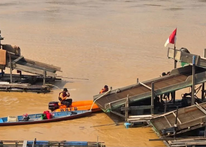 Diduga Mengantuk, Mobil Travel Masuk Sungai di Mersam Satu Penumpang Terjebak di Dalam