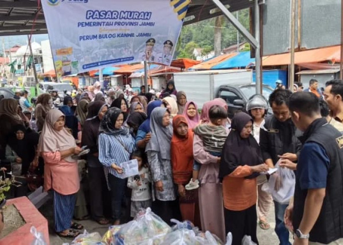 Warga Serbu Paket Sembako Rp68 Ribu