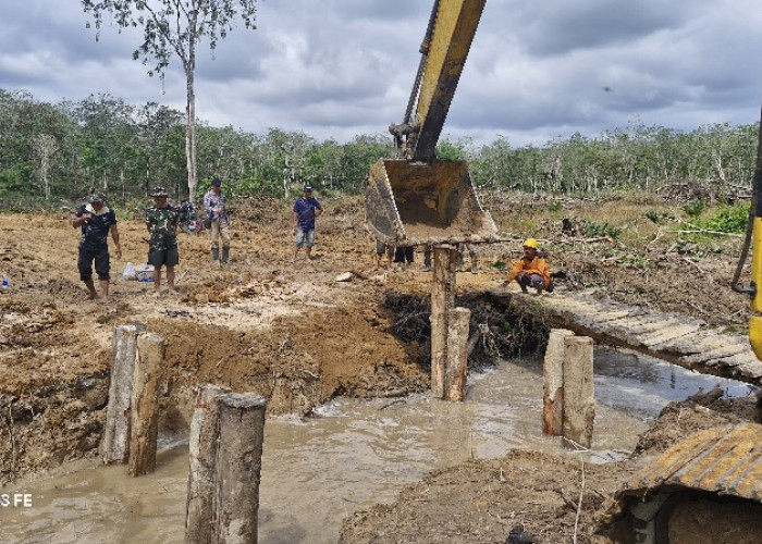 Satgas TMMD ke 127 Kodim 0415/Jambi Bersama Masyarakat Desa Petajen Bangun Jembatan Penghubung 2 Desa