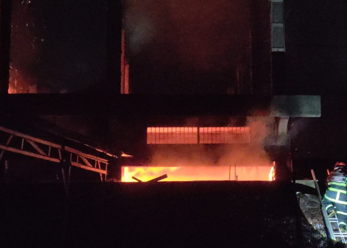 Gudang Kayu Terbakar, Api Diduga Berasal dari Percikan Kembang Api 