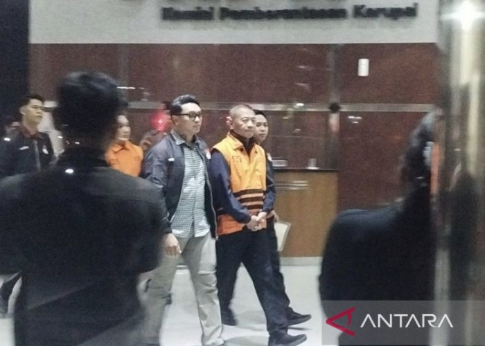 Jadi Tersangka, Bupati Tulungagung Sudah Pakai Rompi Tahanan KPK