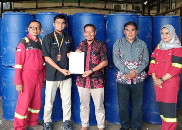 Bantu Daerah Kelola Sampah, SKK Migas PetroChina Guyur DLH Tanjab Barat 80 Drum Plastik