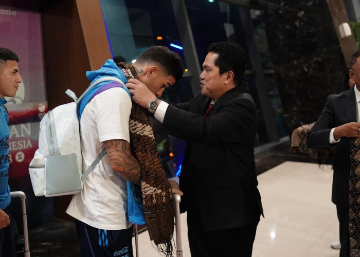 Pemain Timnas Argentina Datang, Erick Thohir Kalungkan Kain dari Timor Tanda Persahabatan