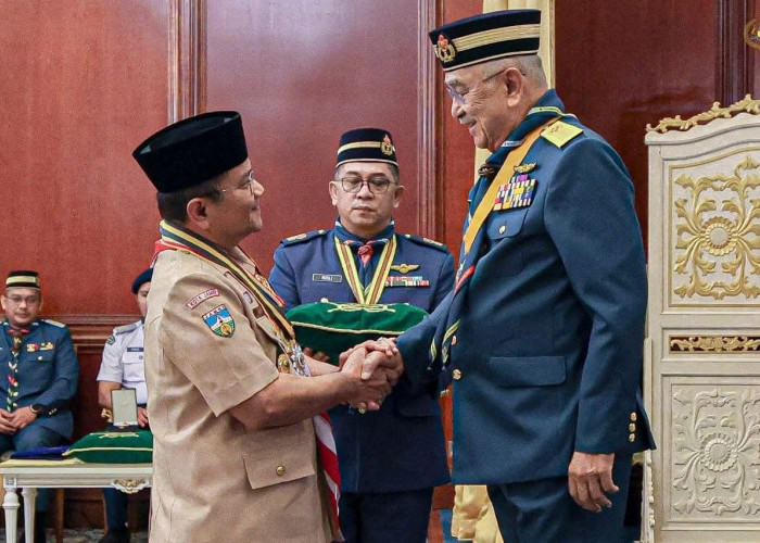 Bersama Gubernur Jambi, Wali Kota Maulana Dianugerahi Penghargaan Internasional Dari Persekutuan Pengakap Mala