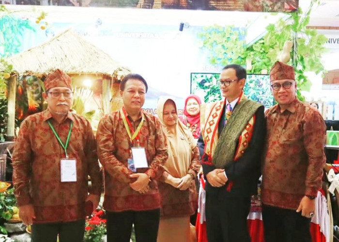 Tampilkan Nuansa Desa Nan Asri, UNJA Raih Penghargaan Stan Terbaik di ASEAN Eduexpo 2023