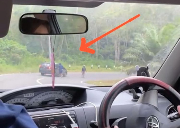 Video Viral, Minibus Melintas Jalinsum Dicegat 7 Orang Pakai Senpi dan Parang