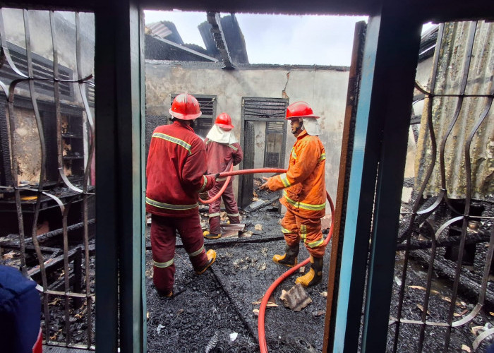 Satu Rumah Hangus Terbakar, Pemilik Alami Luka Bakar Dan Dilarikan ke Rs 