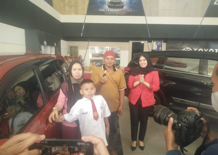 Pasutri di Jambi Beli Cash Sebuah Mobil Pakai Uang Koin 