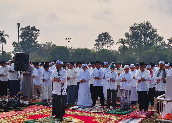 Gubernur Al Haris Bersama Ribuan Jamaah Gelar Salat Istisqa di Lapangan Garuda